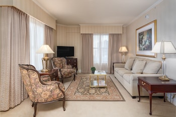 Suite, 1 Queen Bed (Corner Suite)
