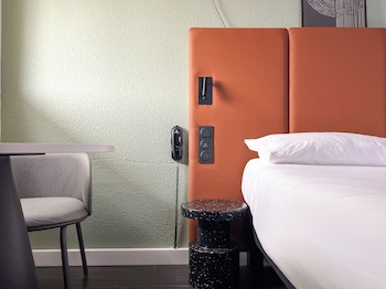 Room 1 double bed and 1 child bed under 12 years old