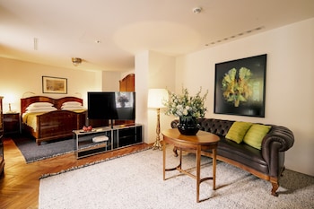 Design Studio Suite, 1 King Bed, Garden Area