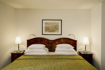 Design Studio Suite, 1 King Bed, Garden Area
