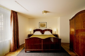 Design Studio Suite, 1 King Bed, Garden Area