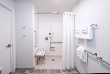 Standard Room, 2 Queen Beds, Roll-in Shower, Kitchenette