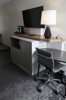 Standard Room, 1 Queen Bed, Accessible (Mobility)