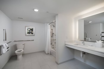 Room, 1 King Bed, Accessible Bathtub