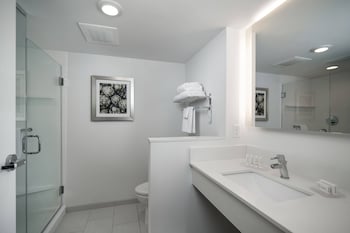 Room, 1 King Bed, Accessible Bathtub