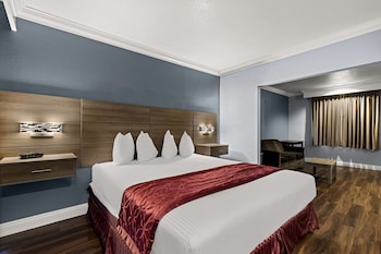 Suite, 1 King Bed, Non Smoking, Balcony