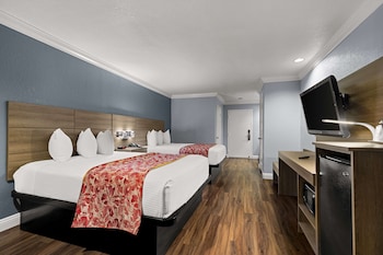 Standard Room, 2 Double Beds, Accessible, Bathtub
