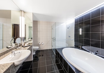 Suite, 1 King Bed, Balcony, Ocean View (Club Lounge Access)