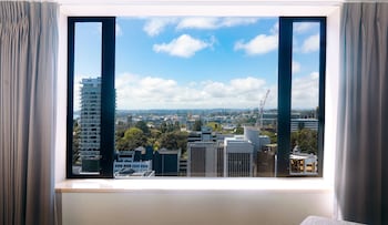 Standard Room, 1 King Bed, City View (High Floor)