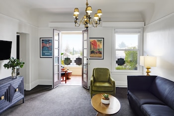 Suite, 1 Queen Bed, Balcony