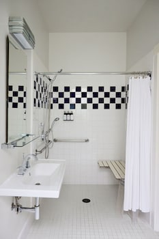 Deluxe Room, 1 Queen Bed, Accessible