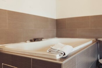 Romantic Single Room, 1 King Bed, Jetted Tub