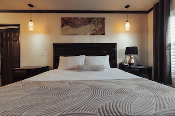 Romantic Single Room, 1 King Bed, Jetted Tub