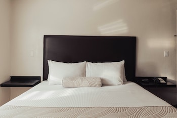 Deluxe Room, 1 King Bed, Accessible Bathtub