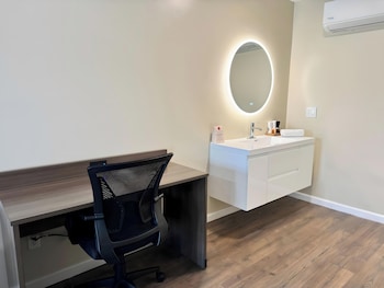Signature Room, 1 King Bed, Non Smoking