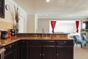 Family Studio Suite, 1 Bedroom, Non Smoking, Kitchen