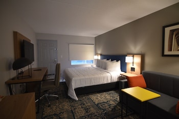 Suite, 1 King Bed, Accessible, Non Smoking (Mobility)