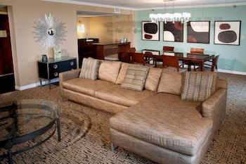 Suite (Parlor)