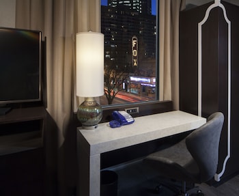 Standard Room, 1 King Bed (Fox Theater View)