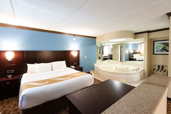 Jacuzzi-Fireplace Suite, 1 King Bed, Non-smoking