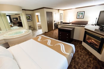 Jacuzzi-Fireplace Suite, 1 King Bed, Non-smoking