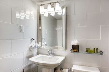 Suite, 1 King Bed (Yearling Studio)