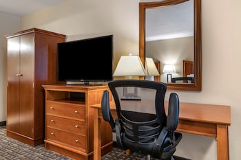 Executive Room, 2 Queen Beds, Non Smoking, Refrigerator & Microwave