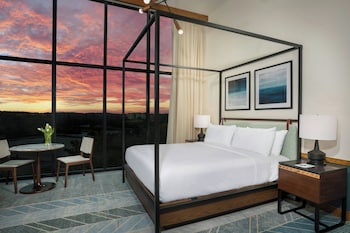 Room, 1 King Bed, Balcony, Lake View