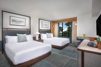 Room, 2 Queen Beds, Lake View