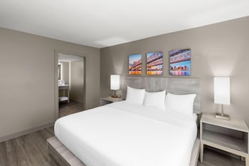 Suite, 1 King Bed with Sofa bed, Non Smoking