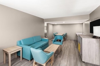 Suite, 1 King Bed with Sofa bed, Non Smoking