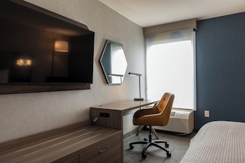 Basic Suite, 1 King Bed, Accessible (Communication, Accessible Tub)