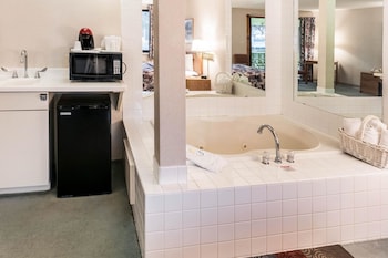 Suite, 1 King Bed, Non Smoking