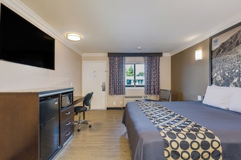 Comfort Room, 1 King Bed, Smoking