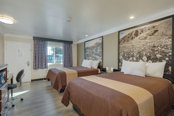 Comfort Room, 2 Queen Beds, Smoking