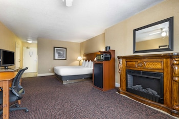 Standard Room, 1 King Bed, Fireplace, Pool View