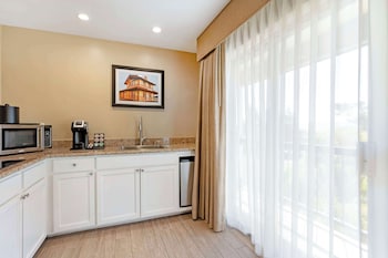 Suite, 1 King Bed, Non Smoking, Balcony