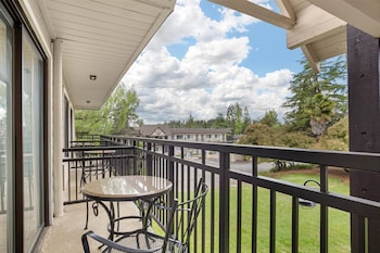 Deluxe Room, 2 Queen Beds, Non Smoking, Refrigerator & Microwave