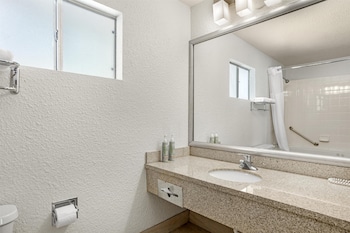 Deluxe Room, 1 King Bed, Non Smoking, Jetted Tub