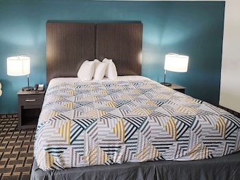 Deluxe Room, 1 King Bed, Accessible, Smoking