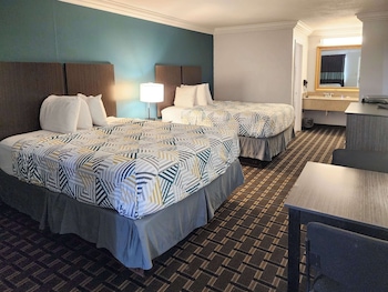 Deluxe Room, 2 Queen Beds, Non Smoking, Refrigerator & Microwave