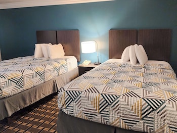 Deluxe Room, 2 Queen Beds, Non Smoking, Refrigerator & Microwave