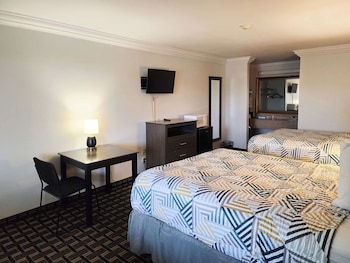 Deluxe Room, 2 Queen Beds, Non Smoking, Refrigerator & Microwave