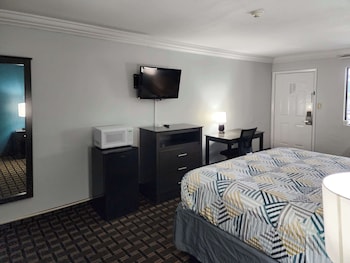 Deluxe Room, 1 King Bed, Accessible, Smoking