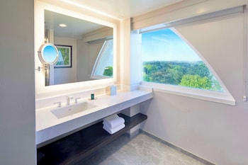 Junior Suite, 1 King Bed, Accessible, Bathtub