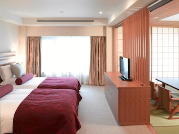 Japanese and Western Family room (with Tatami area, 2 Beds & 2 Futon)