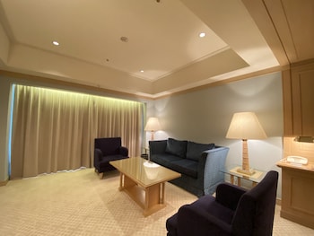 Twin Suite, Smoking