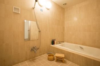 Japanese and Western Family room (with Tatami area, 2 Beds & 2 Futon)