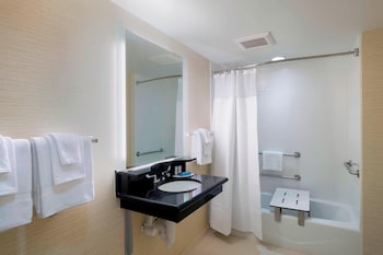 Room, 1 King Bed, Hearing Accessible (Roll-in Shower)
