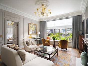 One-bedroom River View Suite